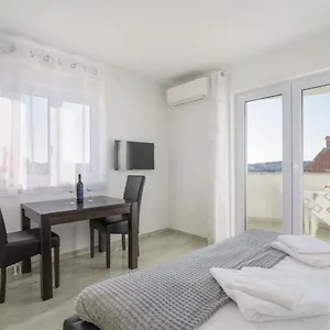 https://villa-andelo.hotels-in-trogir.com